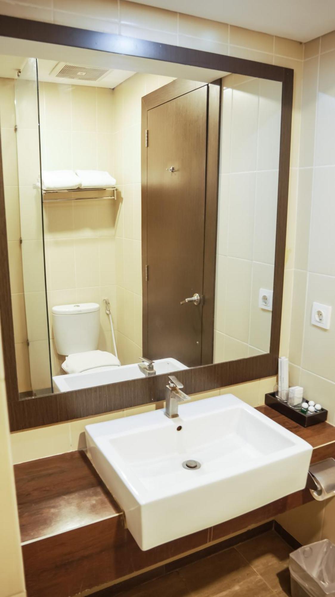 Tasneem Hotel Malioboro ยอกยาการ์ตา ภายนอก รูปภาพ